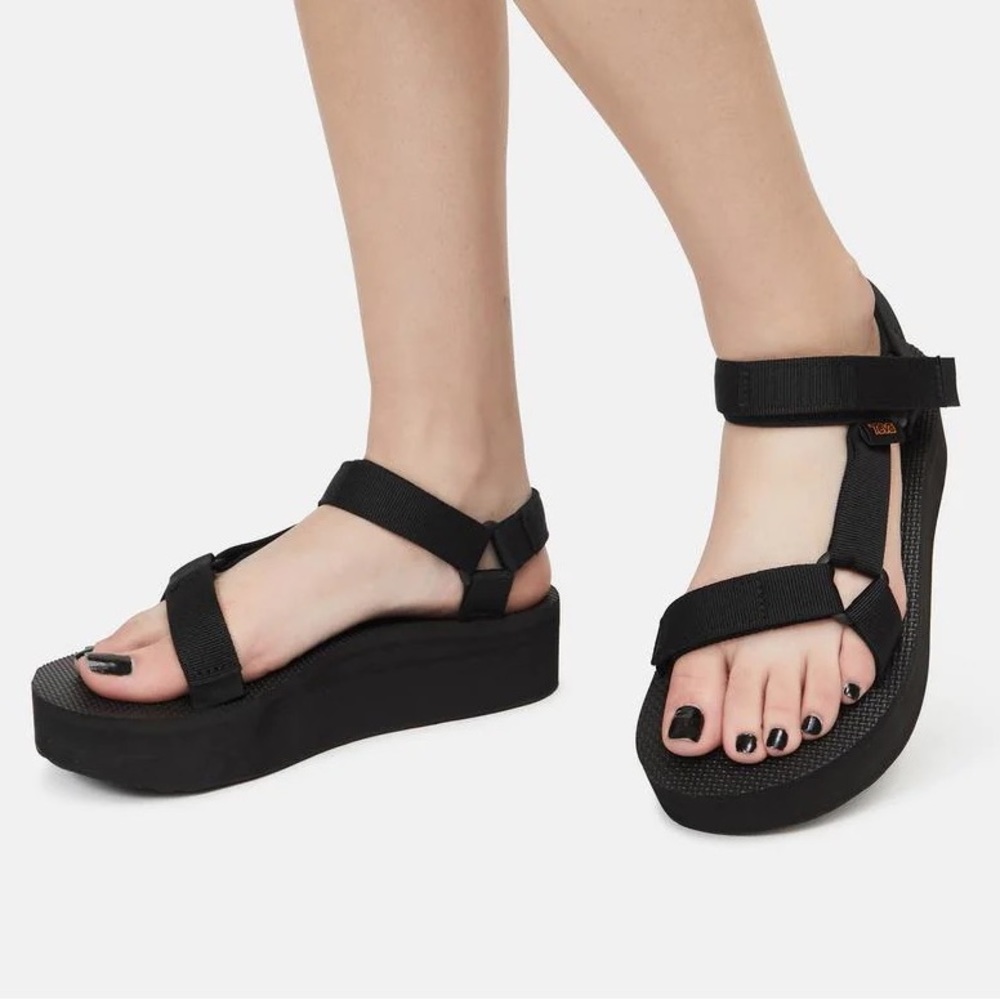Teva Universal Flatform in Black - Size 6